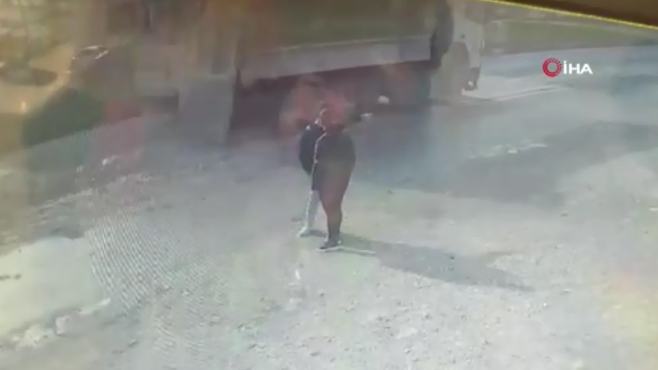 Hafriyat kamyonu molozları yola döktü! O anlar kamerada