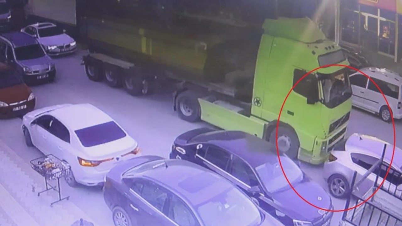 Hafriyat kamyonu otomobili metrelerce sürükledi! O anlar kamerada