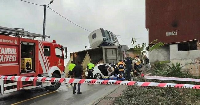 Hafriyat kamyonu otomobilin üzerine devrildi