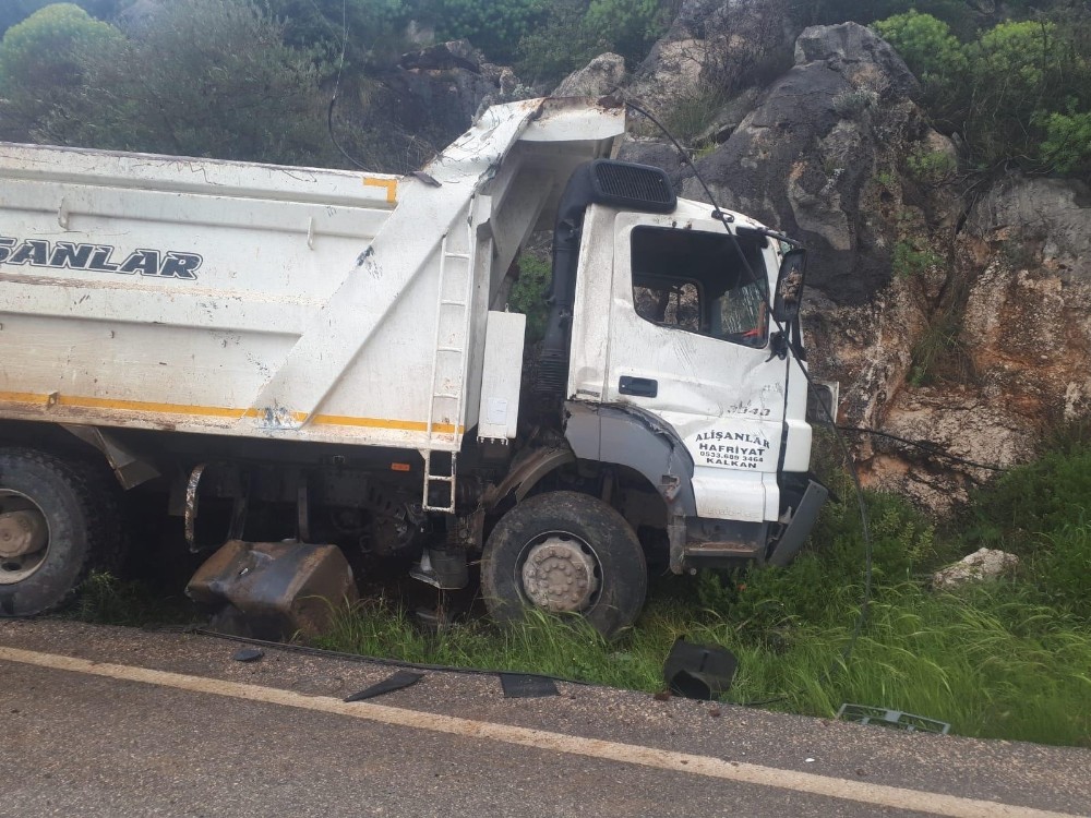 Hafriyat kamyonu yol kenarına uçtu: 1 yaralı 