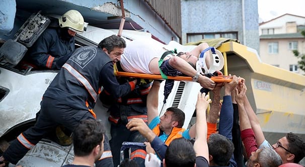 Hafriyat kamyonu iş yerine girdi: 1 yaralı