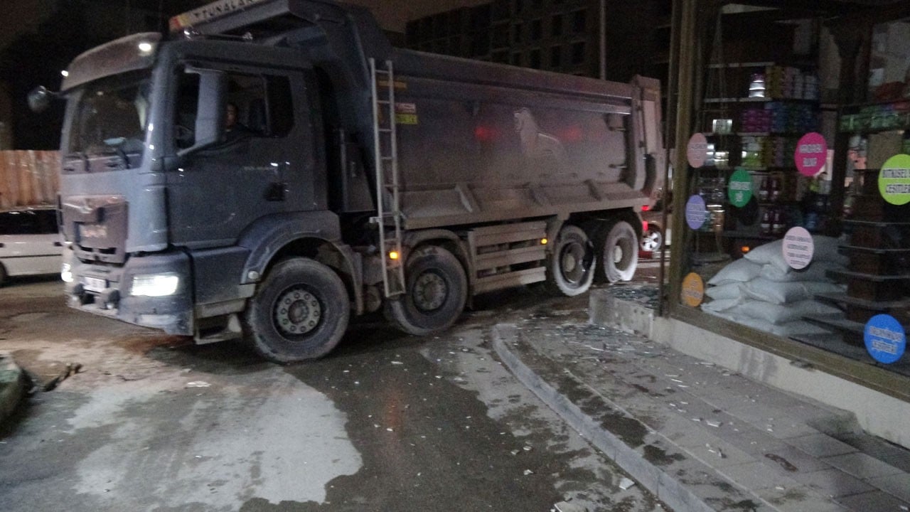 Hafriyat kamyonunun lastiği patladı! İş yerinin camları kırıldı