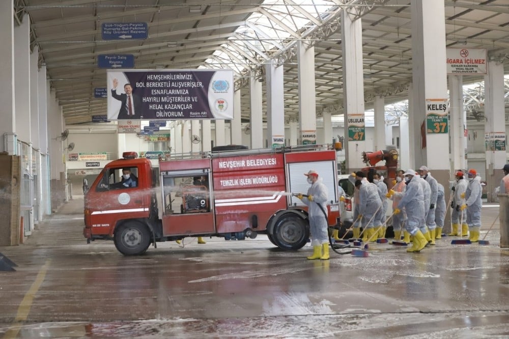 Hafta sonu kurulacak olan pazar öncesinde kapalı pazaryeri dezenfekte edildi 