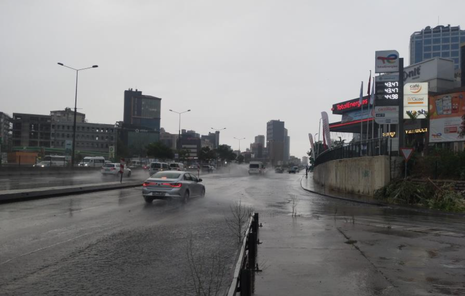 Hafta sonuna yağmurla uyandık