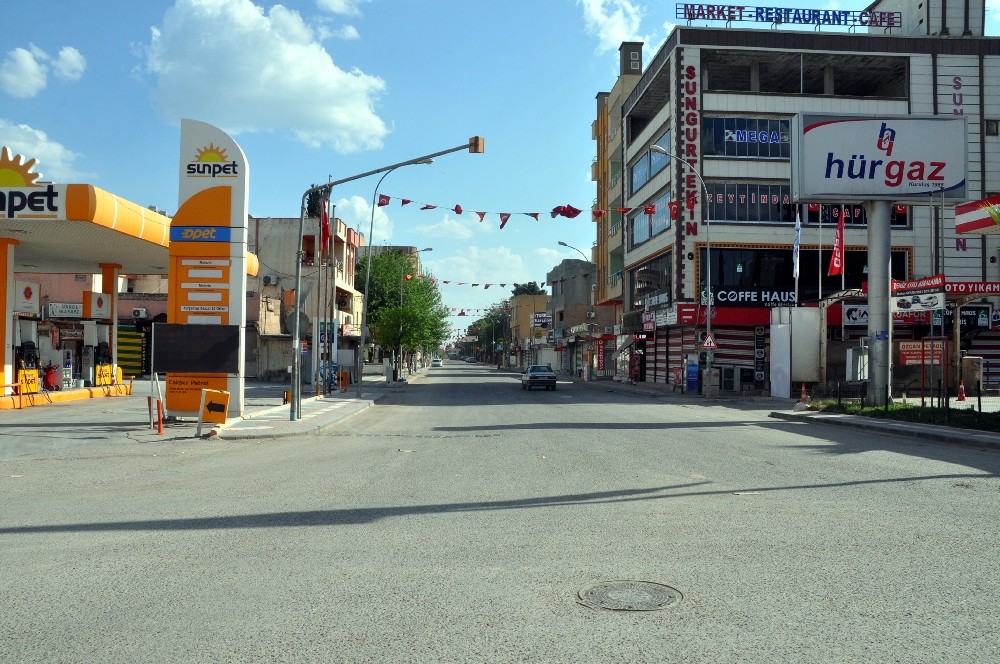 Hafta sonunda Akçakale’de terk edilmiş şehir görüntüsü 