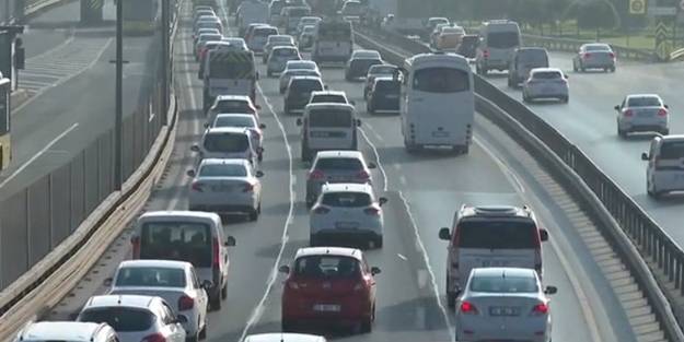 Haftanın ilk gününde İstanbul'da trafik kilitlendi