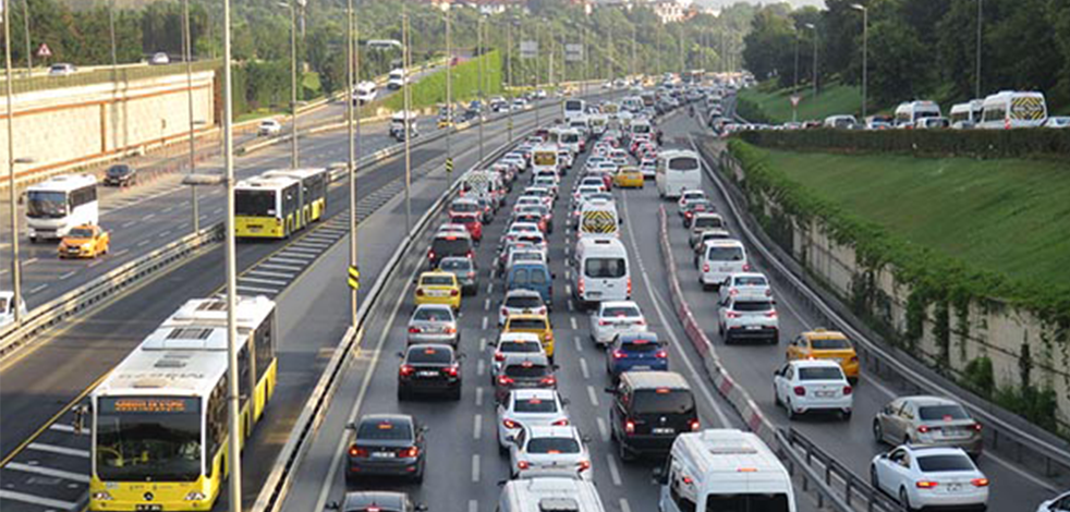 Haftanın ilk iş gününde İstanbul’da trafik yoğunluğu yüzde 44 arttı!