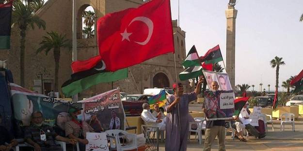 Hafter'in köpeklerinin provokasyonuna karşı Türk bayrağı açtılar