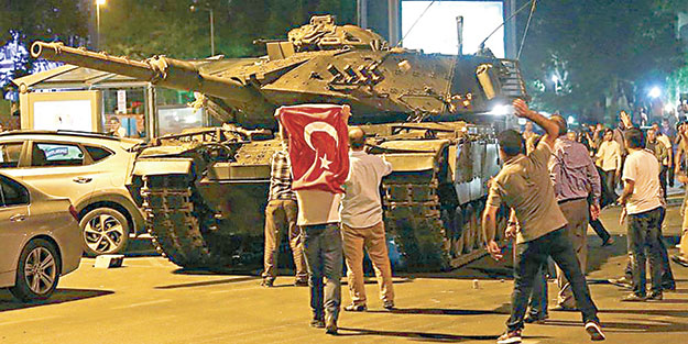 Hain generallerin rütbeleri söküldü