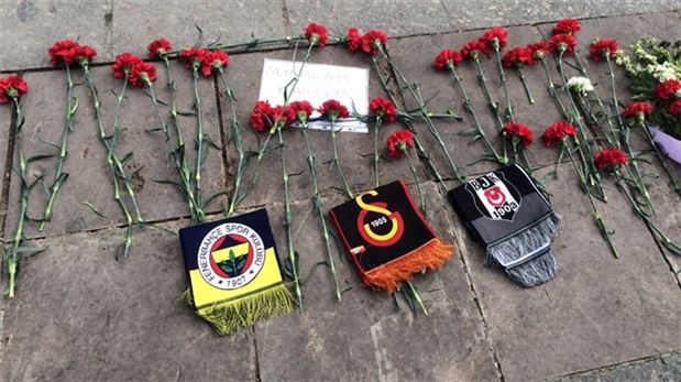 Hain saldırının yaşandığı yere vatandaşlardan karanfil