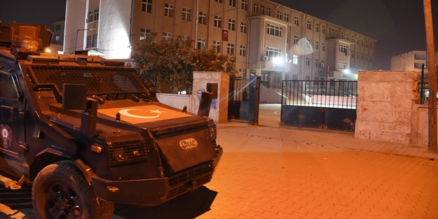 Hainler okula patlayıcı attı!