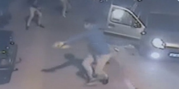 Hainler Türk bayrağı asılı markete saldırdı!