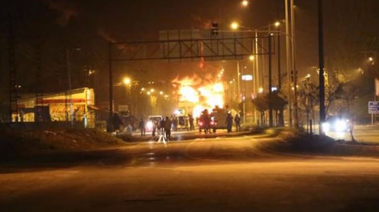 Hainler yol kesip 8 aracı ateşe verdi!