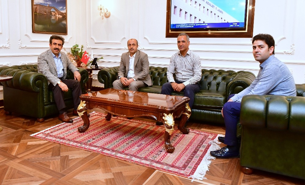 HAK-İŞ’ten kayyum Güzeloğlu’na destek 