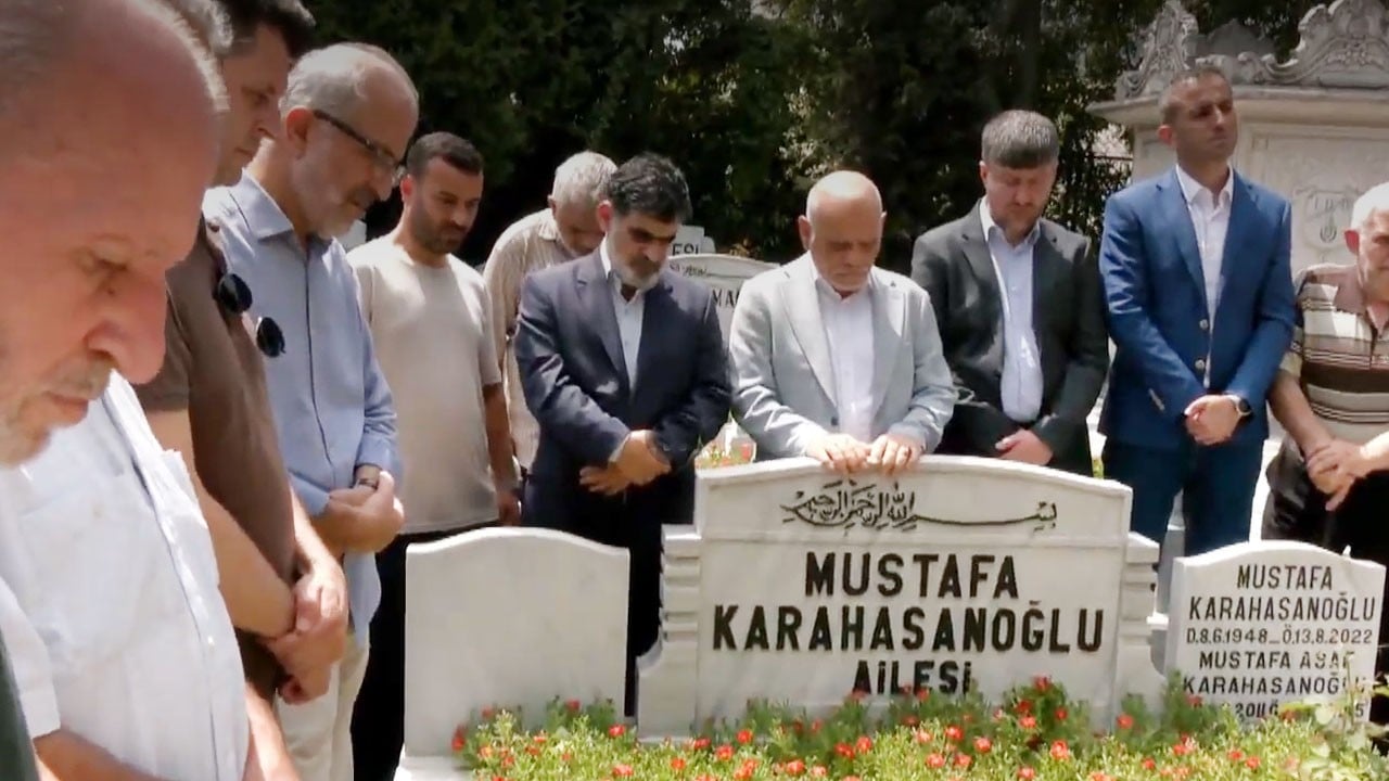 Hak ve hakikatle geçen bir ömür! Mustafa Karahasanoğlu kabri başında dualarla yad edildi