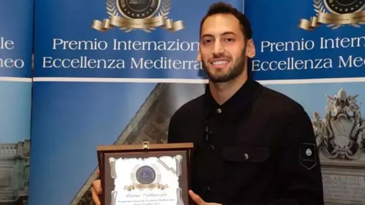 Hakan Çalhanoğlu, İtalya'da ödül aldı