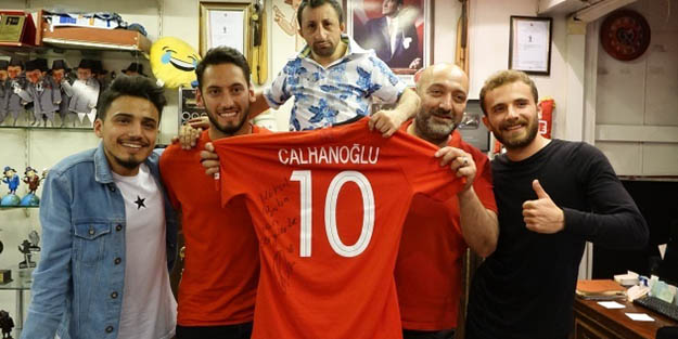 Hakan Çalhanoğlu, Köksal Baba'yı ziyaret etti