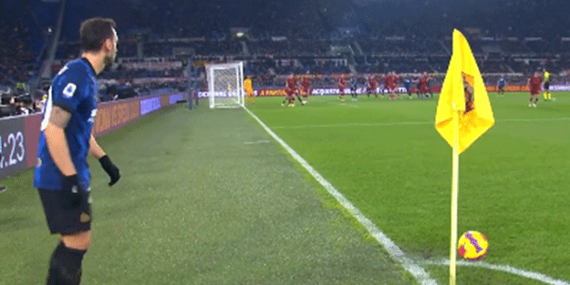 Hakan Çalhanoğlu kornerden gol attı