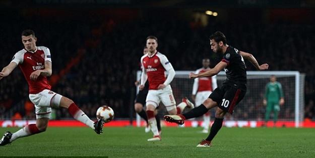 Hakan Çalhanoğlu'nun golü Milan'a tur için yetmedi, Mesutlu Arsenal çeyrek finalde
