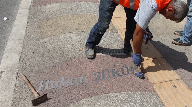 Hakan Şükür'ün adı kaldırımdan söküldü