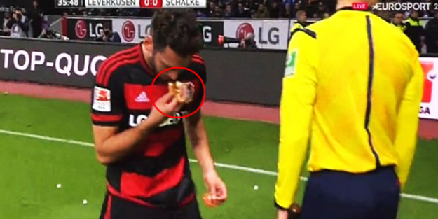 Hakan'dan örnek davranış! Atılan ekmeği aldı ve...