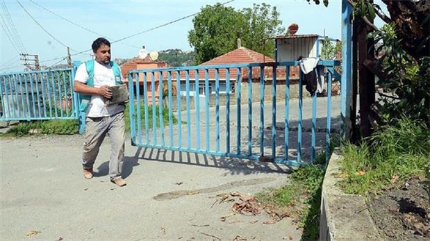 Hakaret cezasını çocuklarının okulunda çekiyor