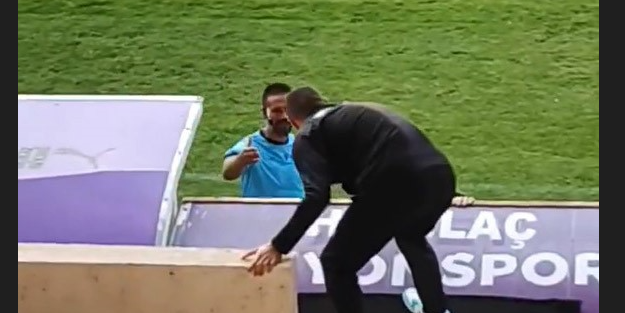 Hakem cep telefonu videosunu kullanarak VAR'a gitti; pozisyona penaltı verdi