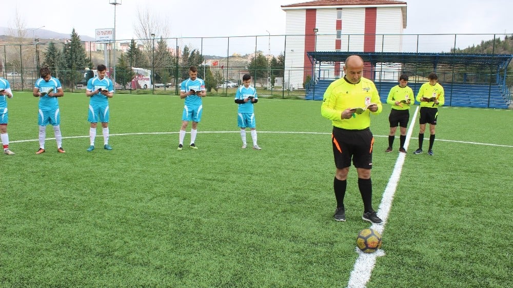 Hakem düdüğü çaldı, futbolcular kitap okumaya başladı 