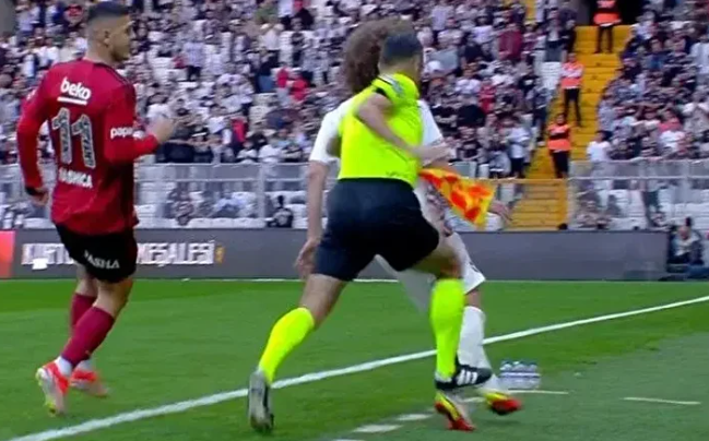 Hakem, Hataysporlu oyuncuyu sakatladı