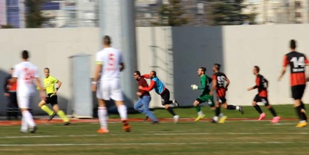 Hakem kaçtı, onlar kovaladı!