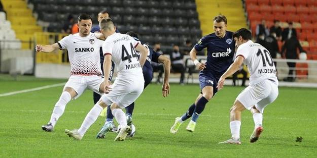 Hakemden tarihi hata! Maçı yeniden başlattı