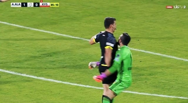 Hakeme çarpan kaleci Muammer kırmızı kart gördü