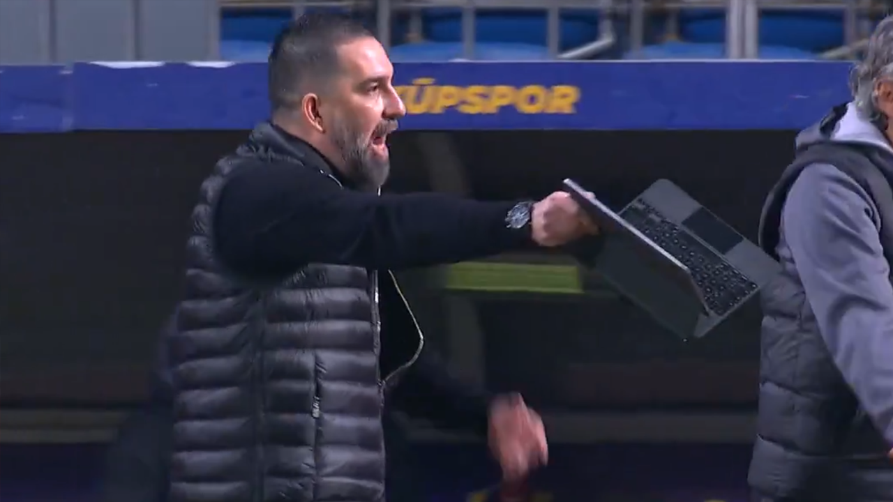 Hakeme laptop gösteren Arda Turan sarı kart gördü!