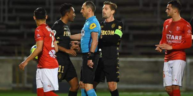 Hakemi iten futbolcuya tarihi ceza