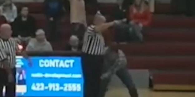 Hakemin pantolonunu indirmeye çalıştı