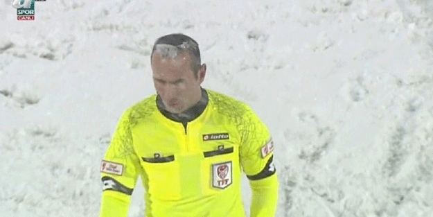 Hakemin saçı buz tuttu