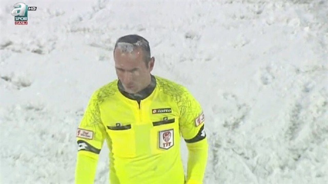 Hakemin saçı buz tuttu