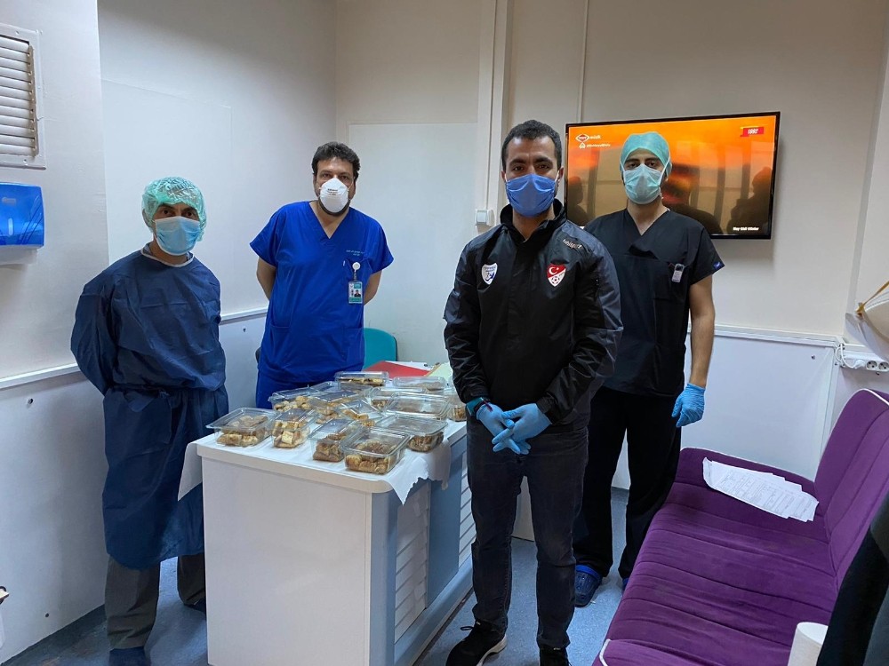 Hakemlerden sağlıkçılara ev yemeği desteği 
