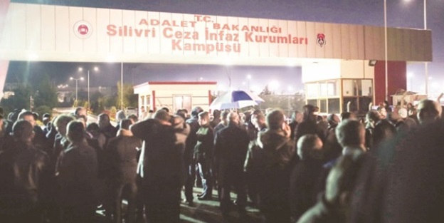 Hakim adeta canlı bir bomba gibi davranmış!