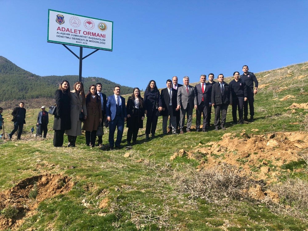 Hakim ve savcılar hükümlülerle birlikte fidan dikti 