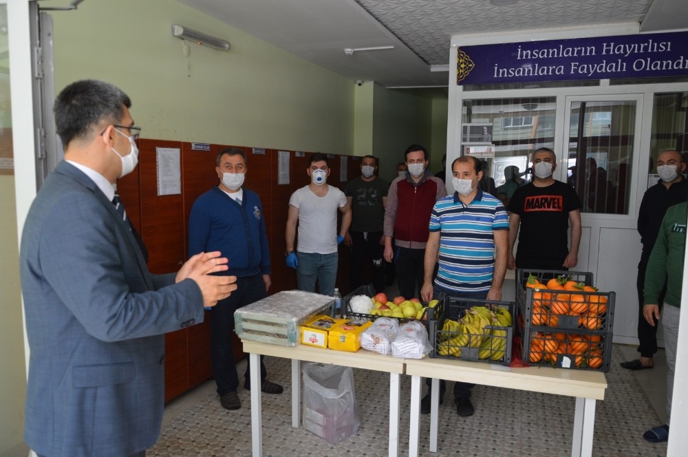 Hakim ve savcılardan karantinadaki gardiyanlara meyveli, tatlılı doping 