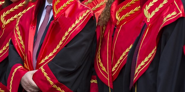 Hâkim ve savcıların emeklilik yaşı değişiyor