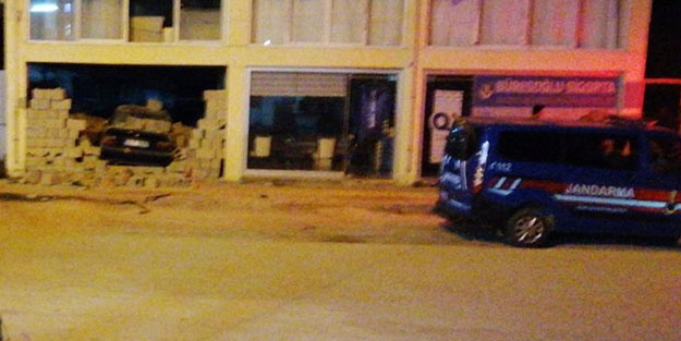 Hakimiyeti kaybeden sürücü duvardan içeri girdi