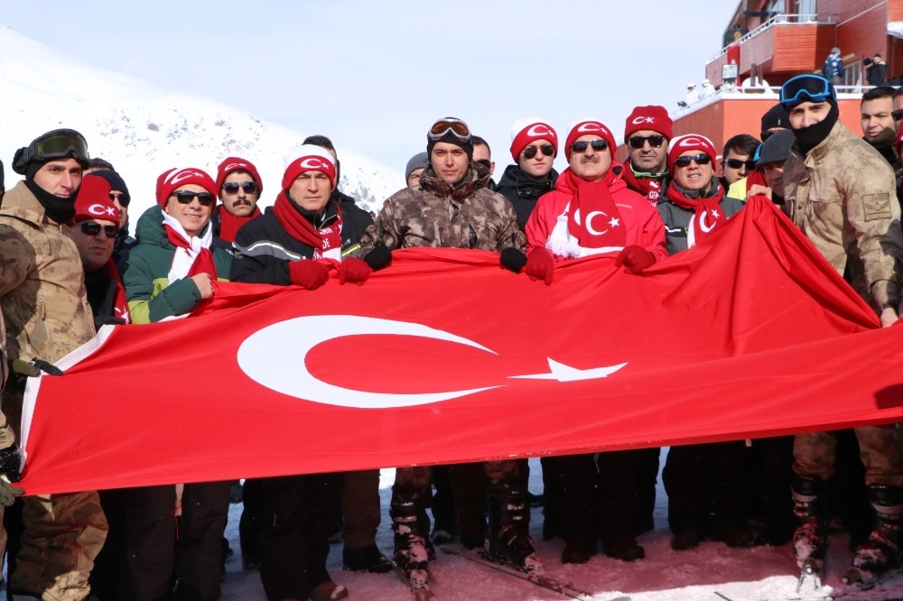 Hakkari 2 bin 800 rakımda şehitler için yürüyüş 