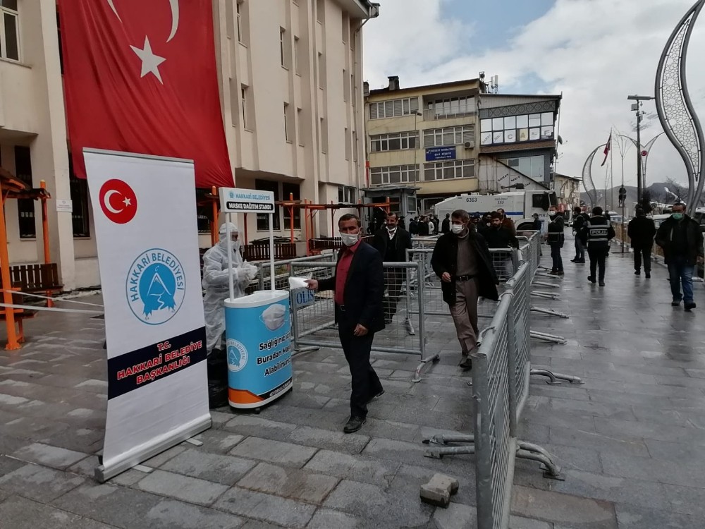 Hakkari belediyesi maske dağıttı 
