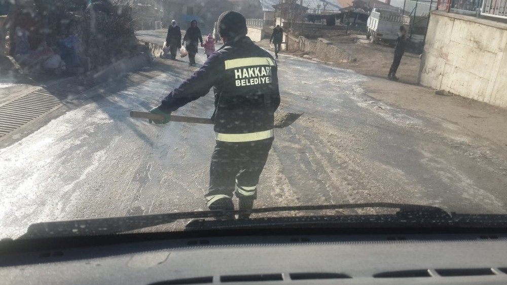 Hakkari belediyesi tuzlama çalışması yaptı 