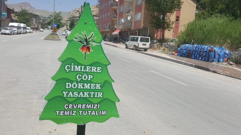 Hakkari Belediyesinden ağaç temalı uyarı levhaları 