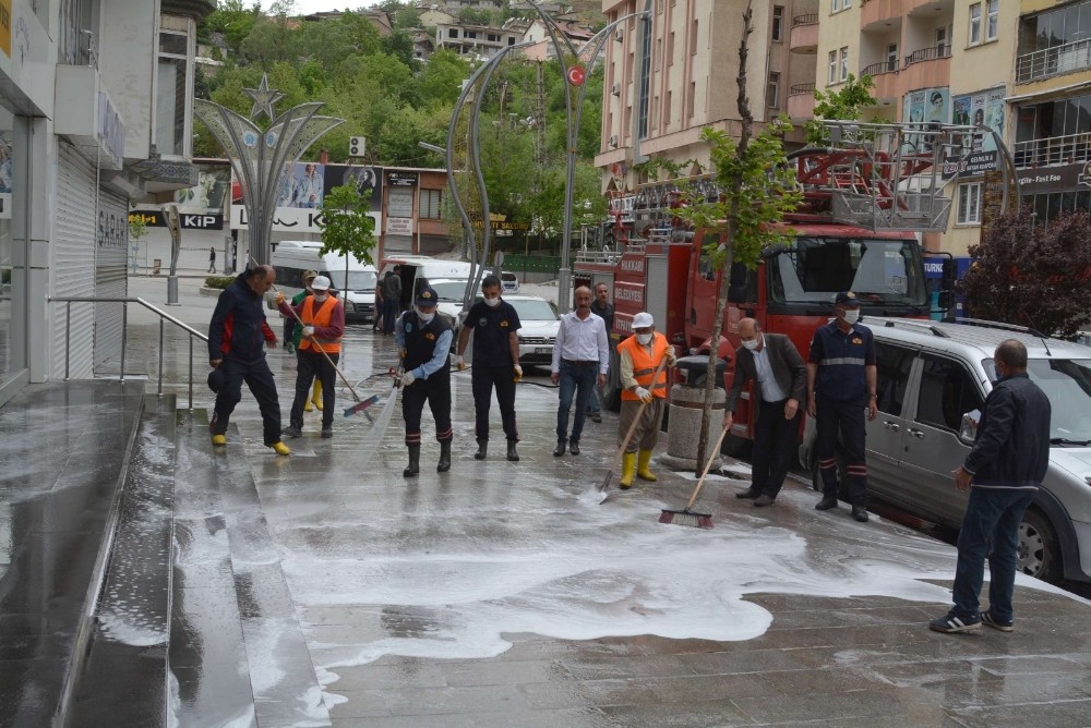 Hakkari cadde ve sokakları köpüklü suyla yıkandı 