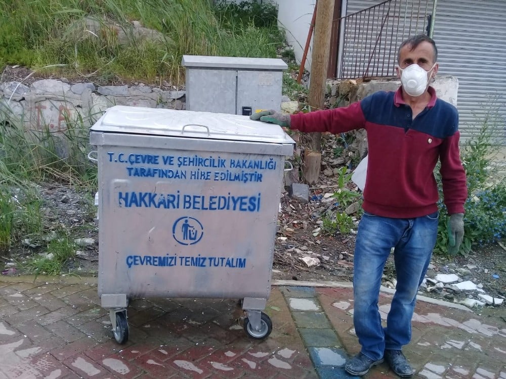 Hakkari caddeleri yeni çöp konteynerlerine kavuştu 