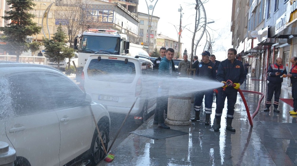 Hakkari çarşısı köpüklü suyla yıkandı 